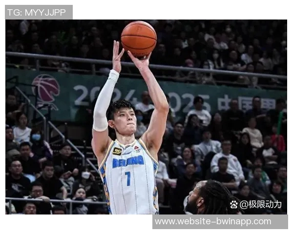 曾凡博上场即紧逼布克遭吹防守犯规展现CBA防守强度 曾凡博上场即紧逼布克遭吹防守犯规展现CBA防守强度